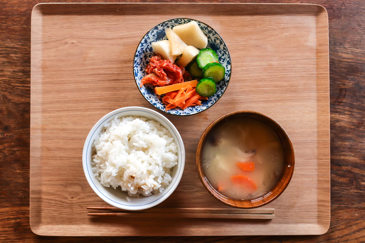 お盆にのったご飯、汁物、豆腐のサラダ